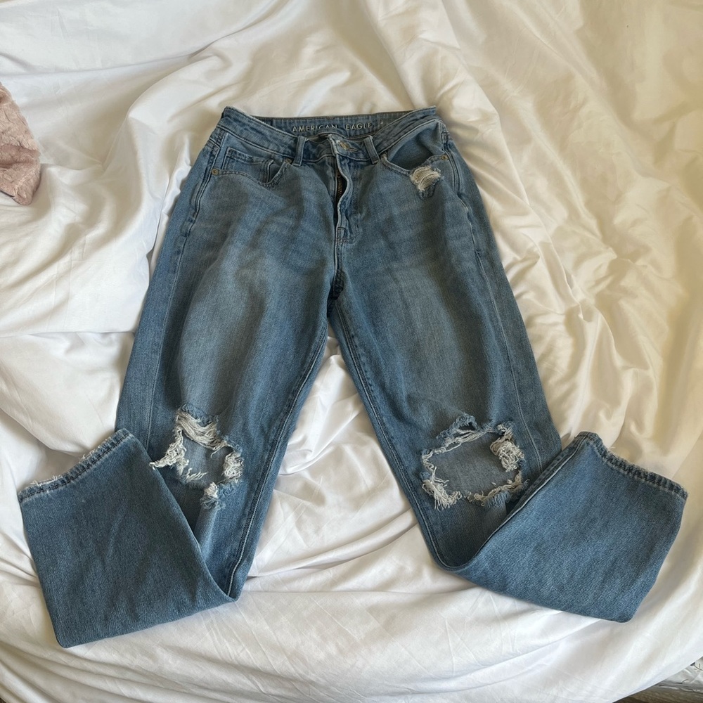 light wash american eagle mom jeans!